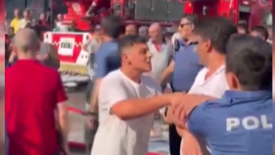 Yangın yerinde itfaiyeciyi darbettiler