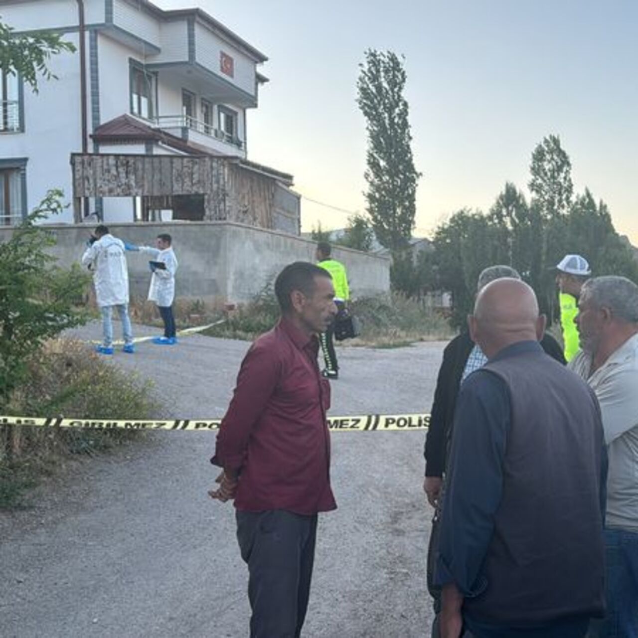  Geri manevra yaparken çocuğunu ezdi