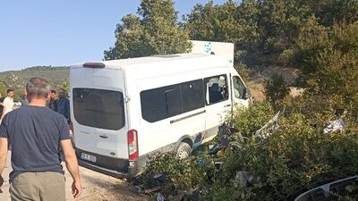 Yolcu minibüsü ile otomobil çarpıştı: 11 yaralı