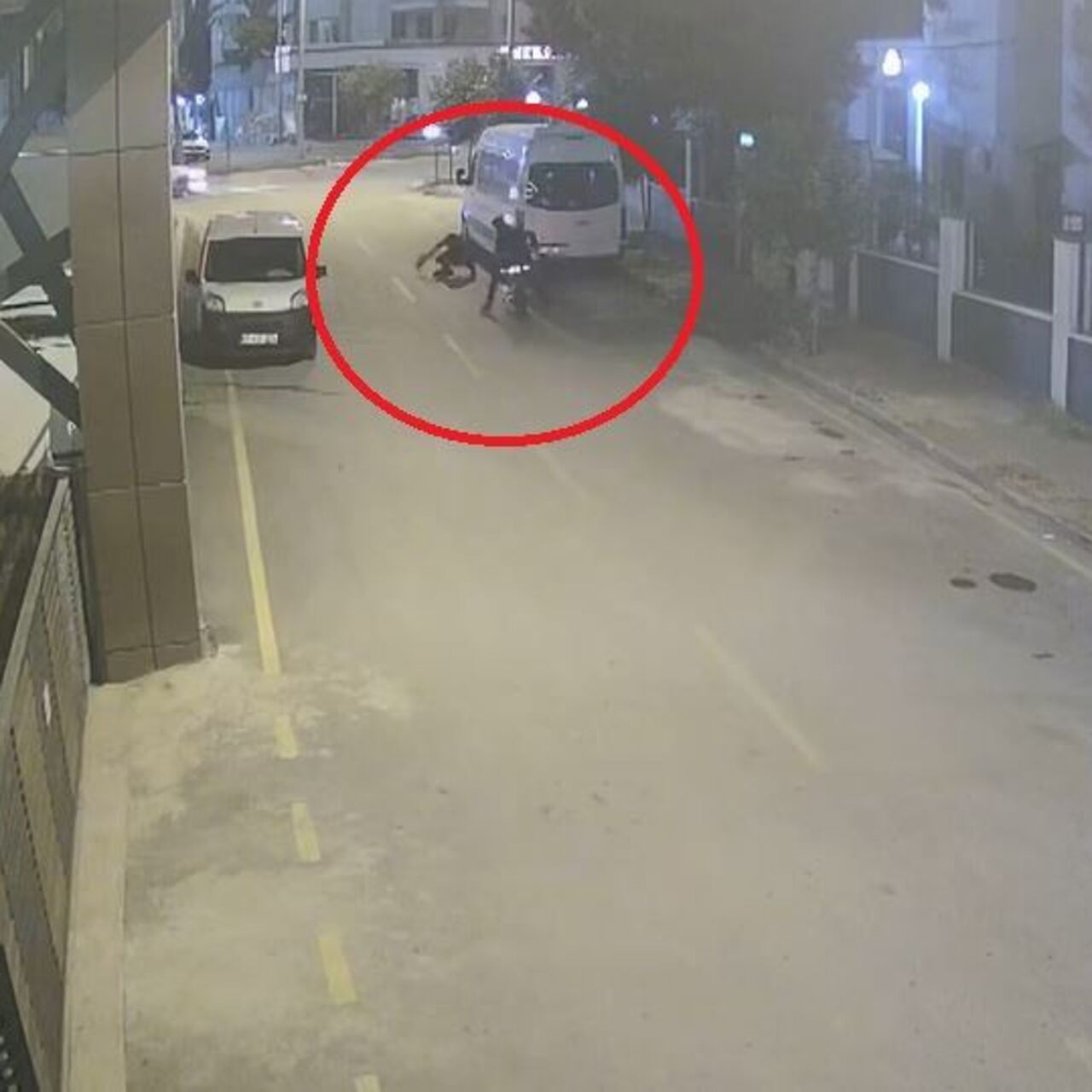 Kapkaç kâbusu! Kadını yerde sürüklediler!