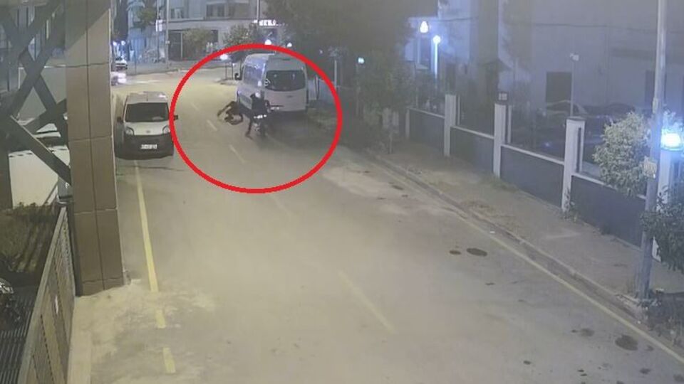 Kapkaç kâbusu! Kadını yerde sürüklediler!