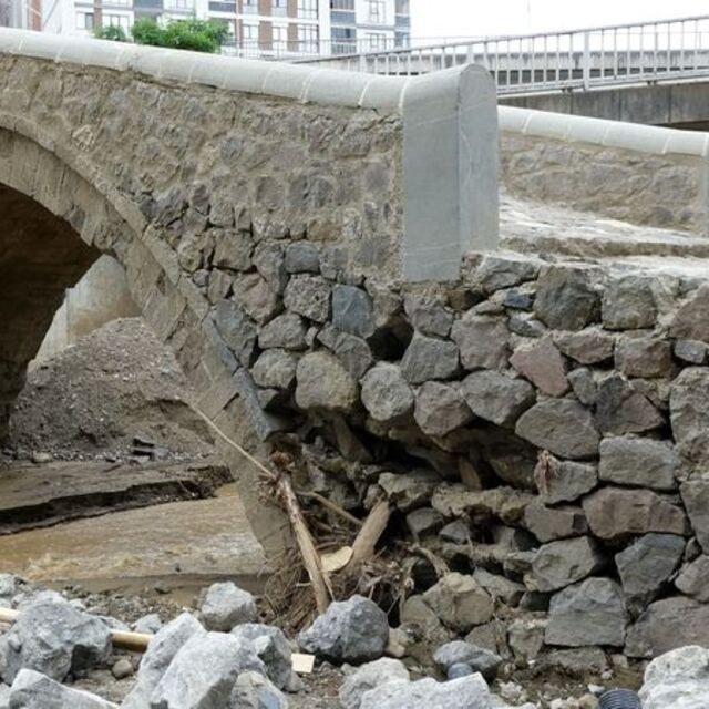 200 yıllık köprüde yıkılma tehlikesi