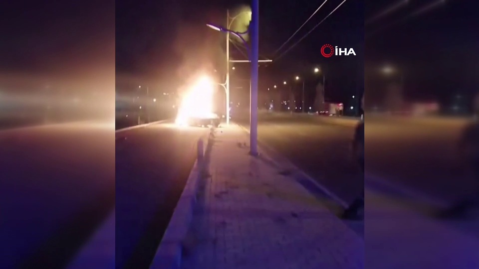 Tesla marka araç elektrik direğine çarptı!