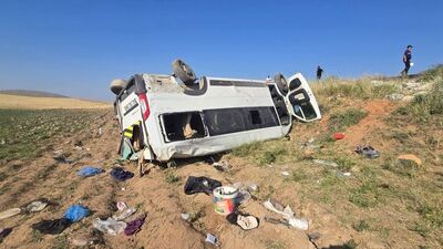 Tarım işçilerini taşıyan minibüs devrildi