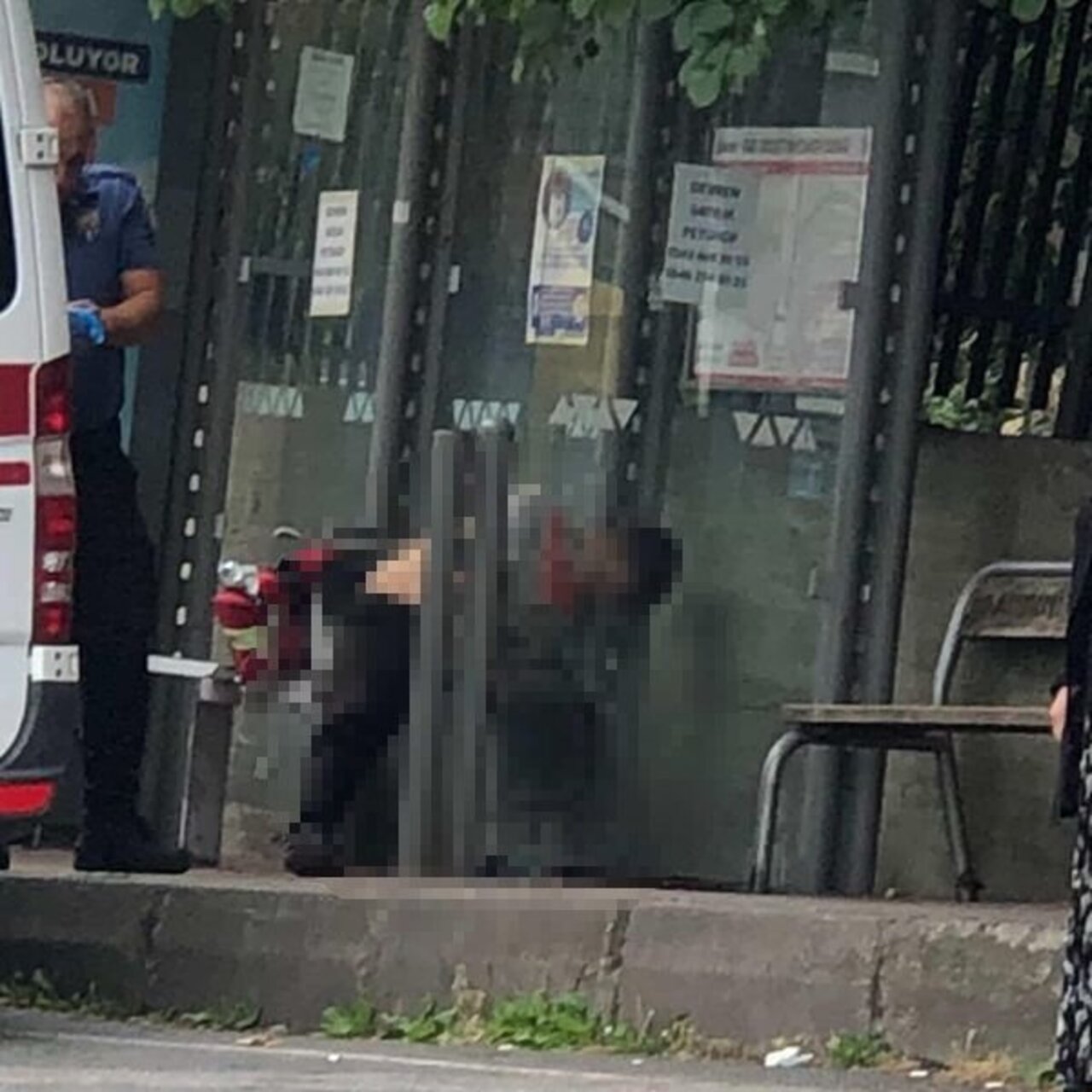 Hastaneden çıktı, durakta öldü