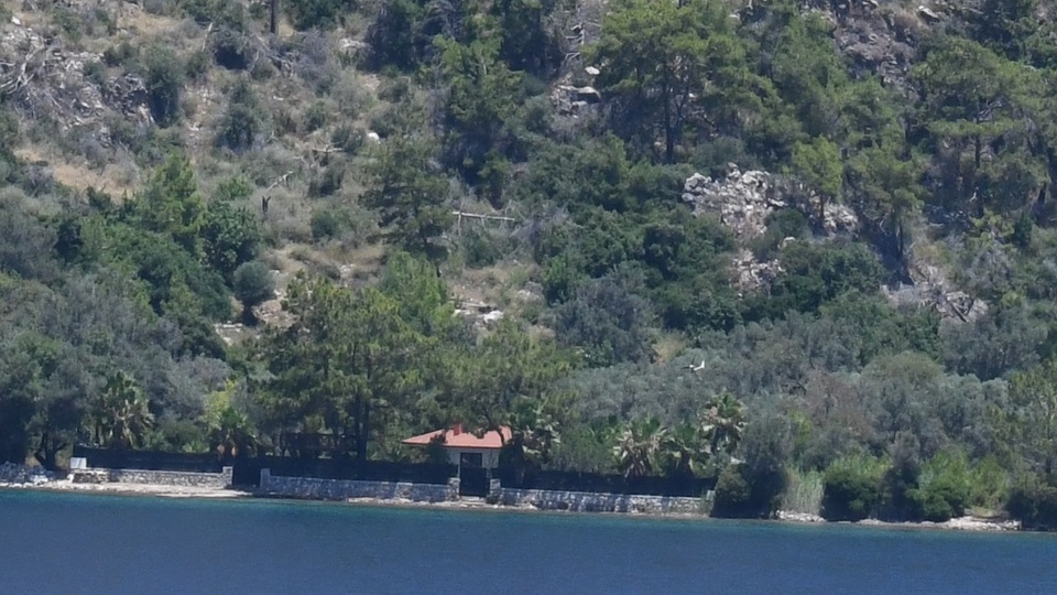 Kaçak iskeleyi kendisi yıktı