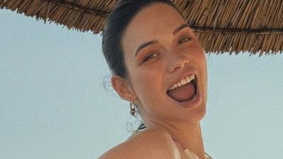 Tatilde hamilelik pozlarını paylaştı