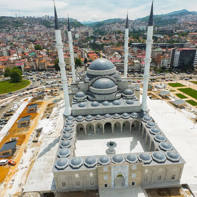 Doğu Karadeniz'in en büyük camisi ibadete açıldı
