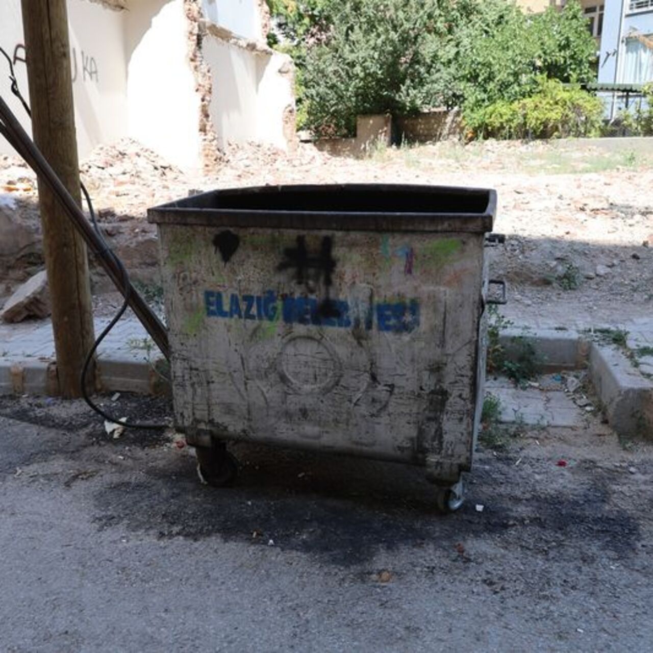 Çöp konteynerinde yeni doğmuş bebek!