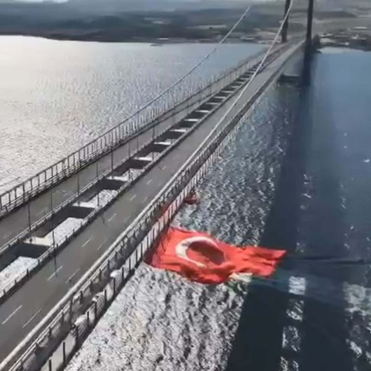 1915 Çanakkale Köprüsü'ne Türk bayrağı asıldı