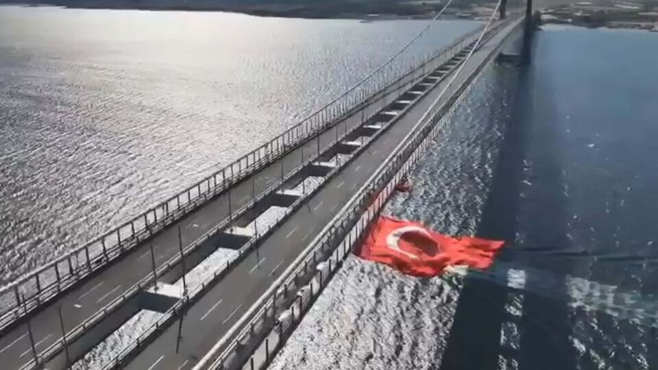 1915 Çanakkale Köprüsü'ne Türk bayrağı asıldı