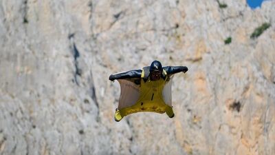 220 km'ye ulaştı! 'Yarasa adam'dan nefes kesen atlayış