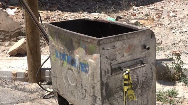 Canlı canlı çöpe attı! Esnaf fark etti