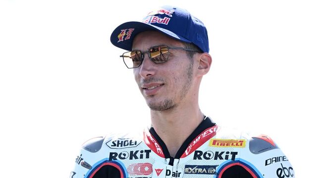 Razgatlıoğlu, İngiltere'de ilk yarışı kazandı!