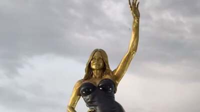 Memleketine heykeli dikildi