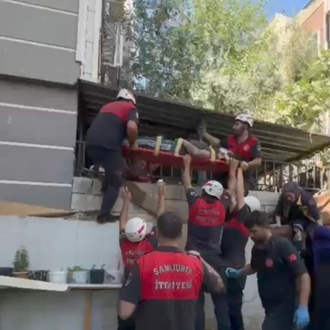 Epilepsi nöbeti geçirdi! 4.kattan düştü!