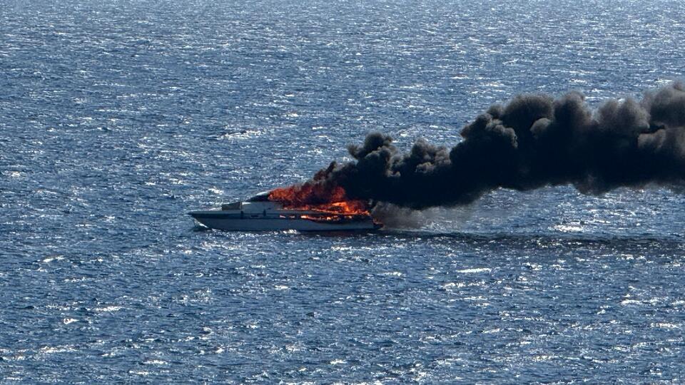 Motoryat alevlere teslim!