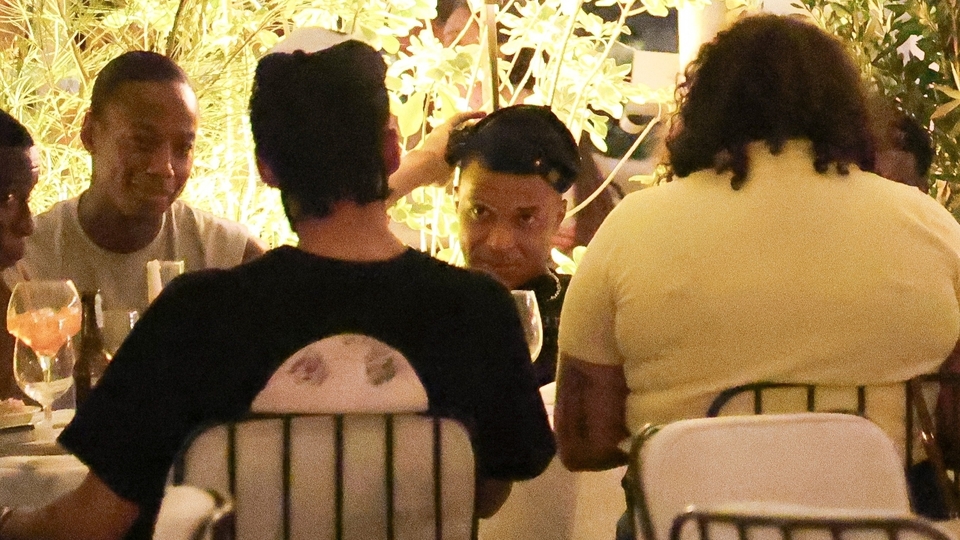 Yıldız futbolcu Paris gecelerinde