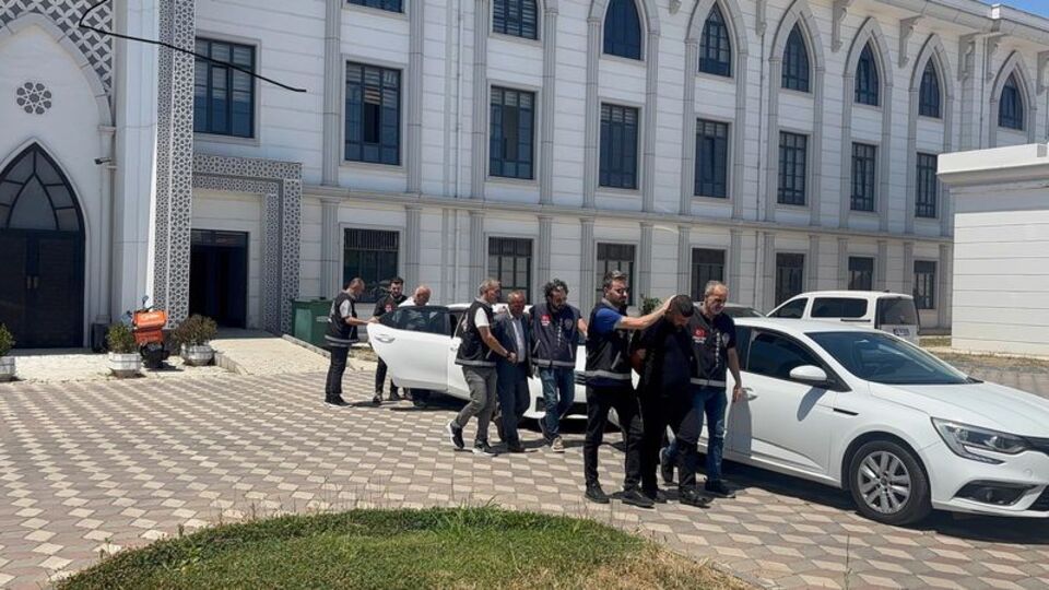 İki yeğenini öldürdü