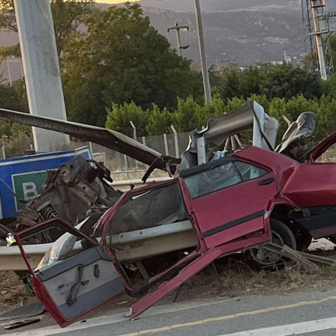 Bariyerlere çarpan otomobilin sürücüsü öldü