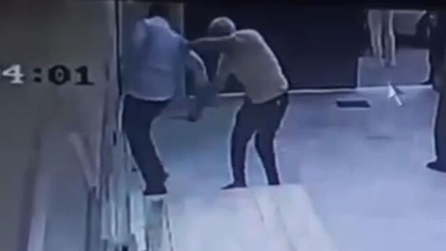 Müezzini bıçakladı!