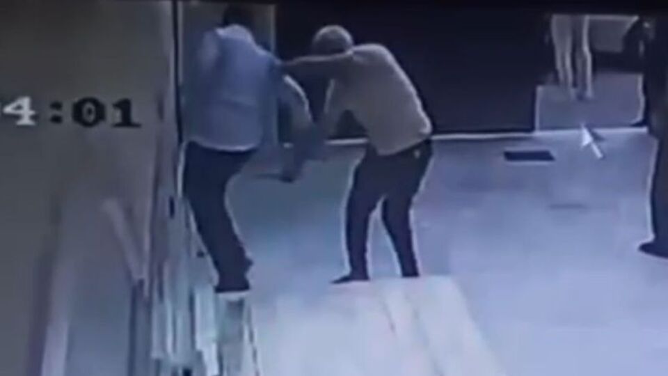 Müezzini bıçakladı!