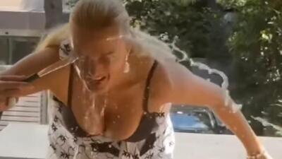 Hortumla yüzünü yıkadı