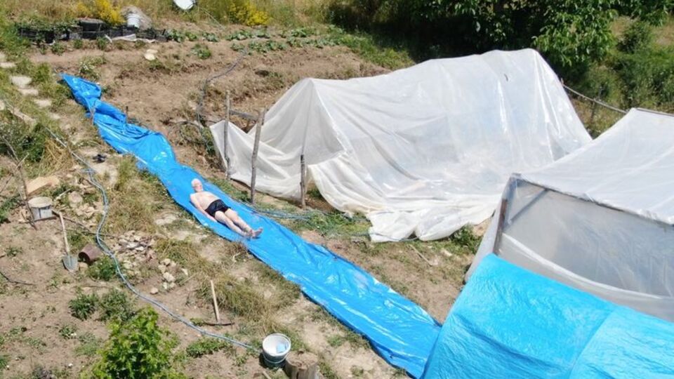 Köy evinin bahçesine 'aquapark' yaptı