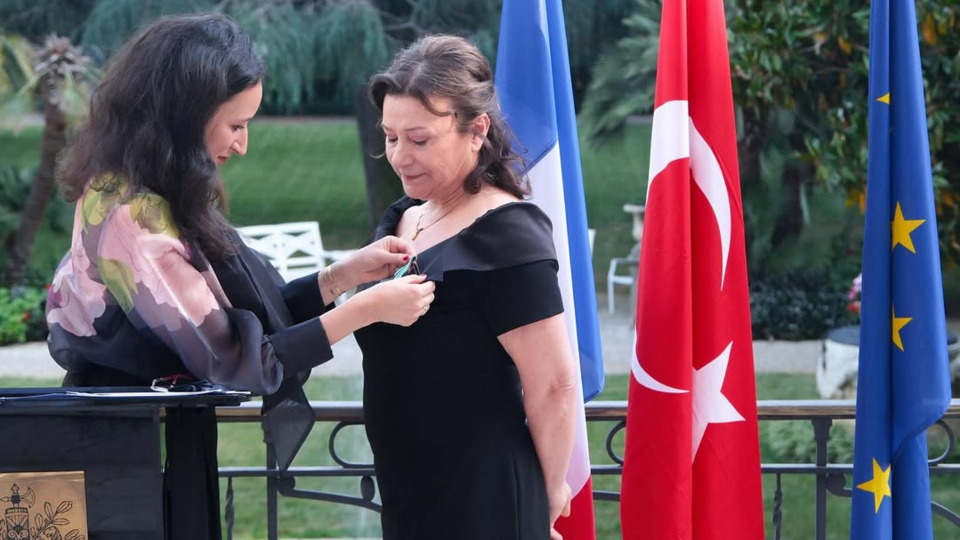 Doç.Leman Figen Yılmaz'a Sanat ve Edebiyat Şövalyesi Nişanı