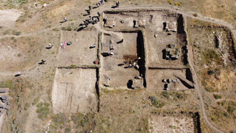 Kef Kalesi'nde 49 'fil ayağı' gün yüzüne çıkarıldı