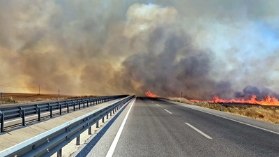 Anız yangını zincirleme kazaya yol açtı!