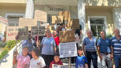 İzmir'de mahalleliden "su" eylemi