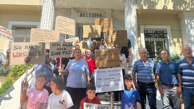 İzmir'de mahalleliden "su" eylemi