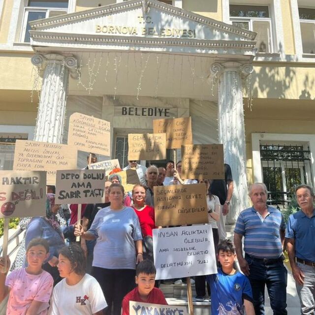 İzmir'de mahalleliden "su" eylemi