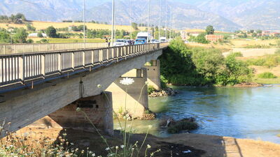 Baraj kapağı açılınca çayda mahsur kaldı