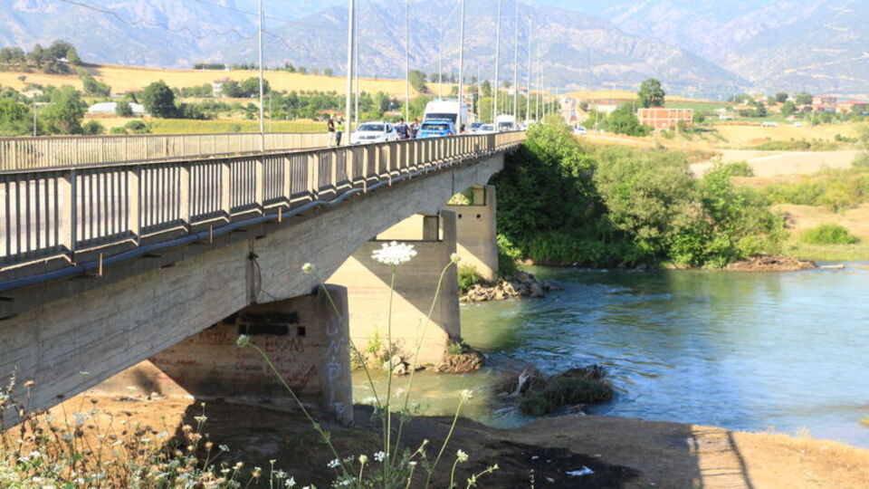 Baraj kapağı açılınca çayda mahsur kaldı