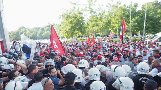 Meclis'e girmek isteyen işçilere müdahale