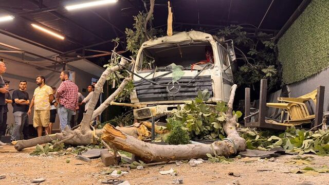 Kamyon restoran bahçesine düştü