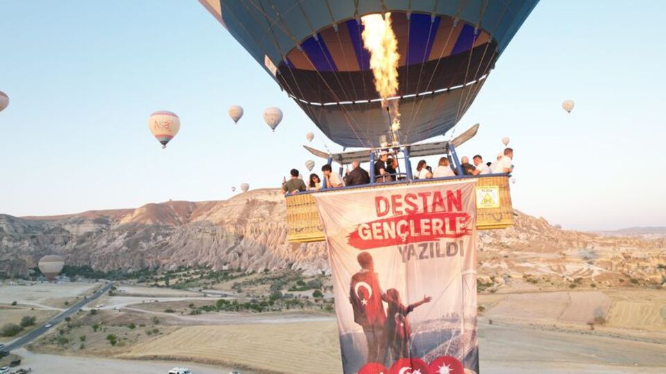 Kapadokya'da balonlar 15 Temmuz'da Türk bayraklarıyla havalandı