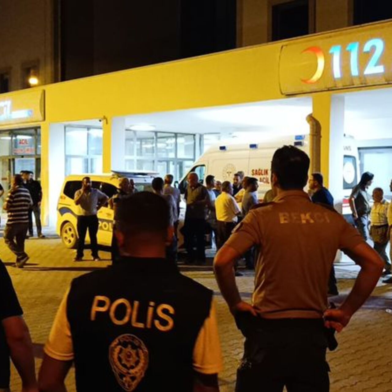 Kavgayı ayırırken kardeşi bıçakladı!