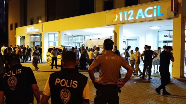 Kavgayı ayırırken kardeşi bıçakladı!