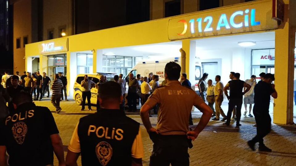 Kavgayı ayırırken kardeşi bıçakladı!