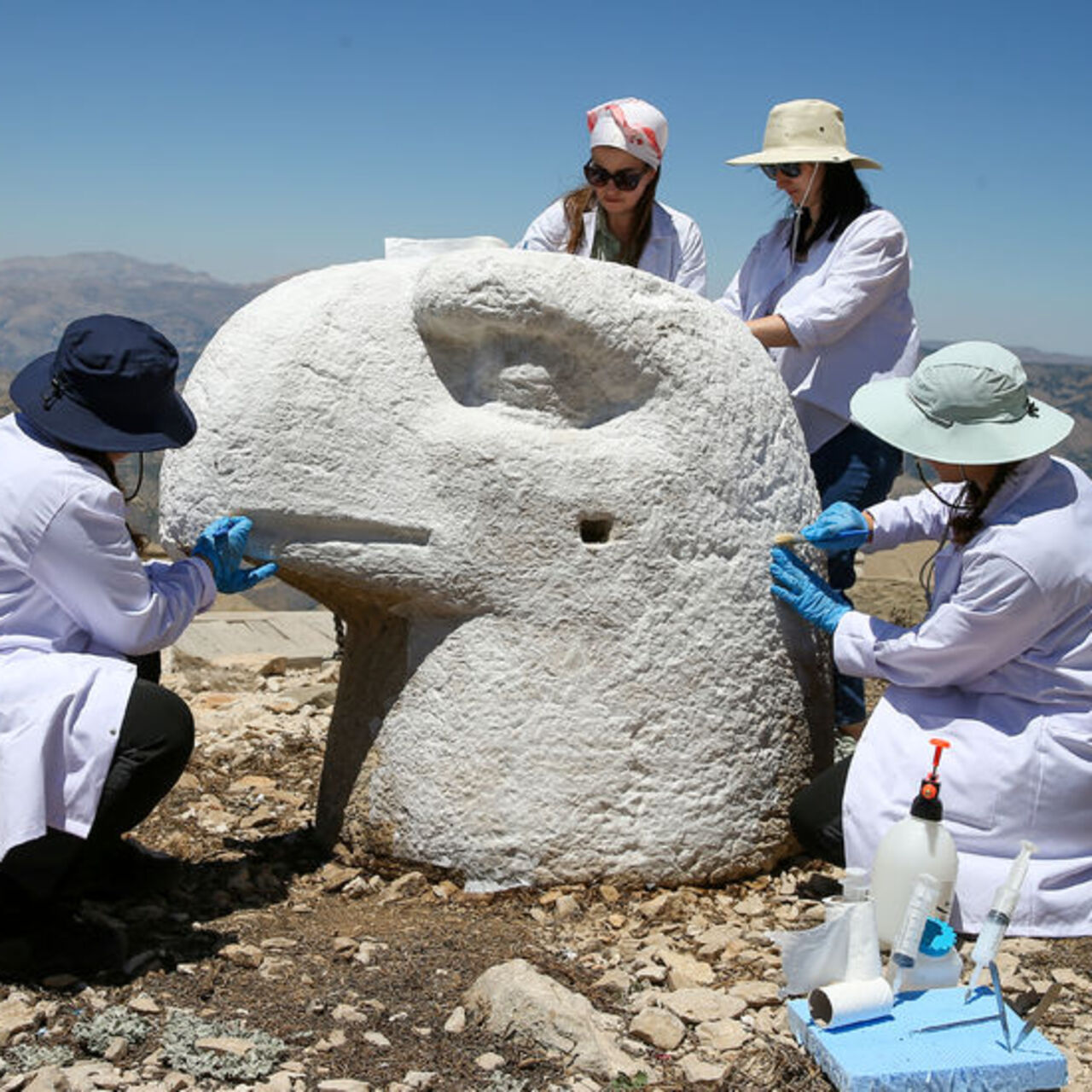 Nemrut Dağı'nın dev heykellerine 'nano kireç'li koruma