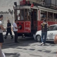 İstiklal’de otomobil tramvaya çarptı! | Son dakika haberleri