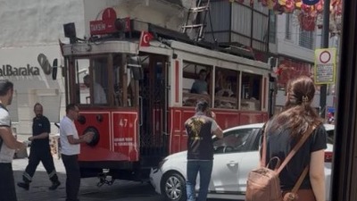 İstiklal'de otomobil tramvaya çarptı!
