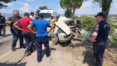 Otomobil ağaca çarptı: 1 ölü, 4 yaralı