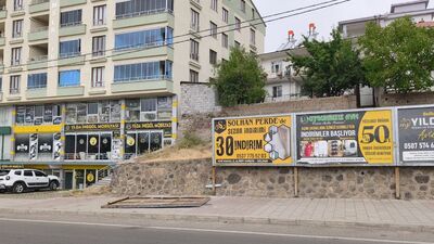 Üzerine reklam panosu düştü