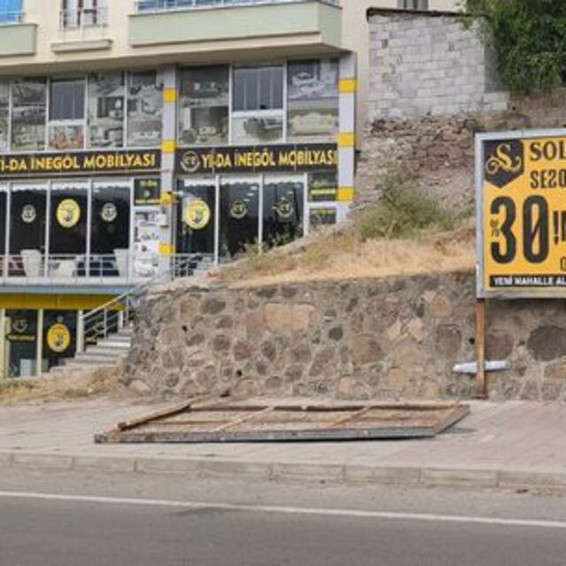 Üzerine reklam panosu düştü