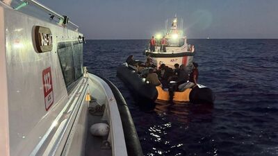 İzmir açıklarında 89 düzensiz göçmen yakalandı