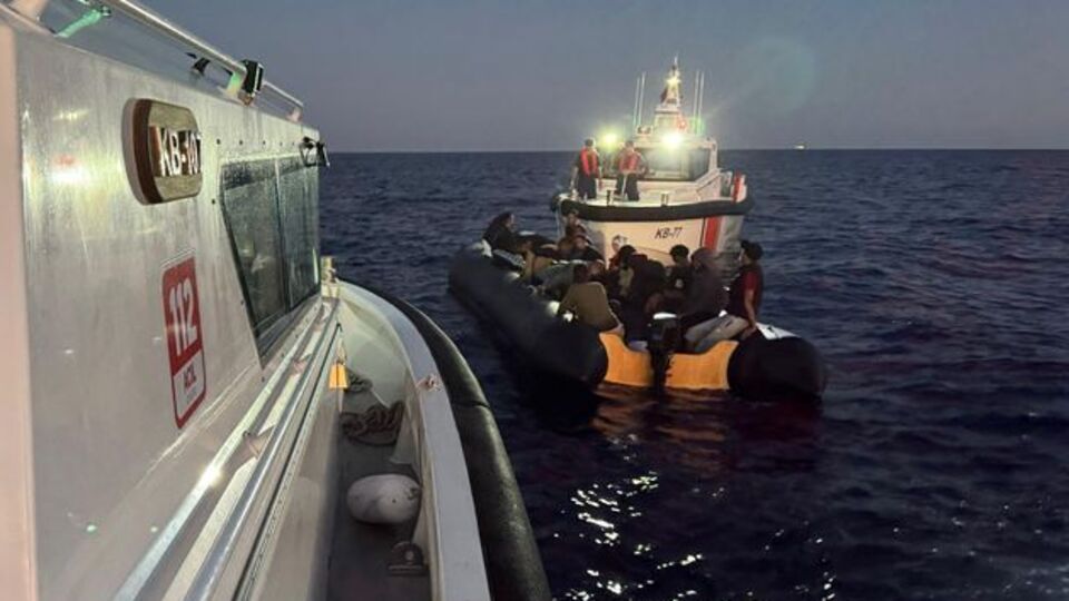 İzmir açıklarında 89 düzensiz göçmen yakalandı